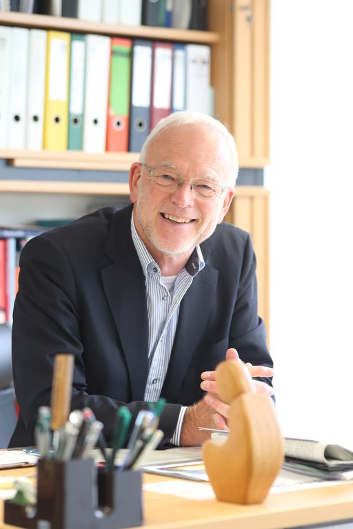 UniBwM_Baustatik_Prof-Gebbeken_01.JPG