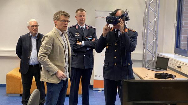 GenLt. Leinhos, Oberstlt. i. G. Pietsch, Prof. Helmbrecht und Prof. Alt im Augmented Reality-Labor IMG_0979.JPG