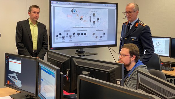 GenLt. Leinhos, Volker Eiseler und Matthias Schopp bei einer Demonstration in der Cyber Range IMG_0998_bearb.jpg
