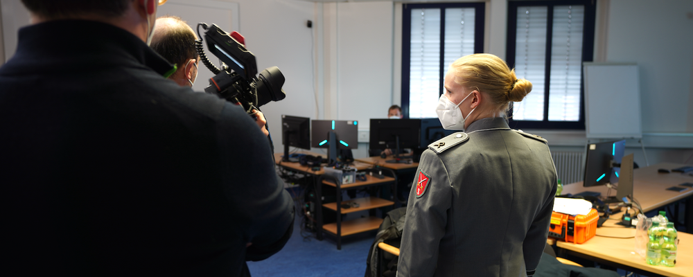 Filmteam und Studentin beim Dreh im Open Source Analytics Lab. Filmteam und Studentin beim Dreh im Open Source Analytics Lab.