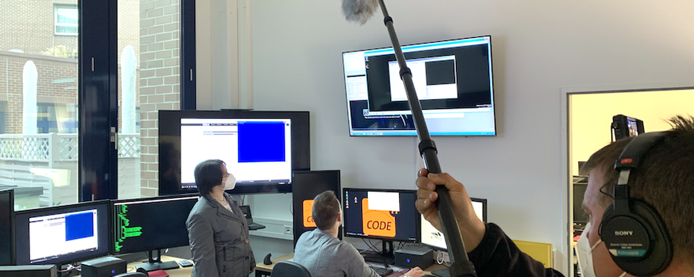 Beim Dreh in der Cyber Range: Hier lassen sich Cyberangriffe simulieren. Filmteam beim Dreh in der Cyber Range