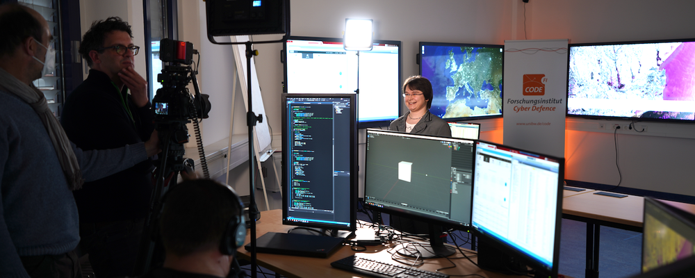 Prof. Michaela Geierhos sprach über die Perspektiven eines Informatik-Studiums. Michaela Geierhos und das Filmteam nehmen den Videobeitrag auf
