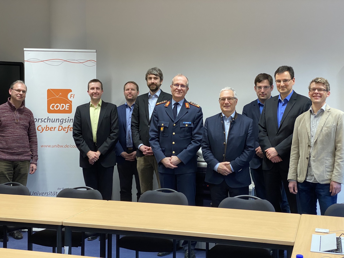 General Leinhos zu Besuch am Forschungsinstitut CODE