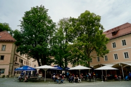 der Innenhof des Klosters Weltenburg mit Biergarten