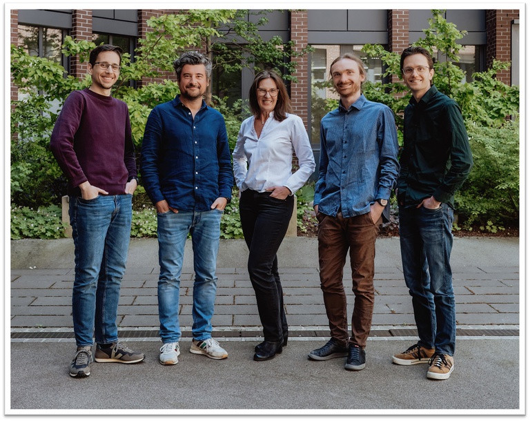 Gruppenbild mit Rahmen.jpg