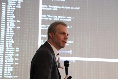 Prof. Arno Wacker hat bereits mehrfach Vorträge in der Industrie und Wirtschaft gehalten, in denen er über Themen der Informationssicherheit referierte.