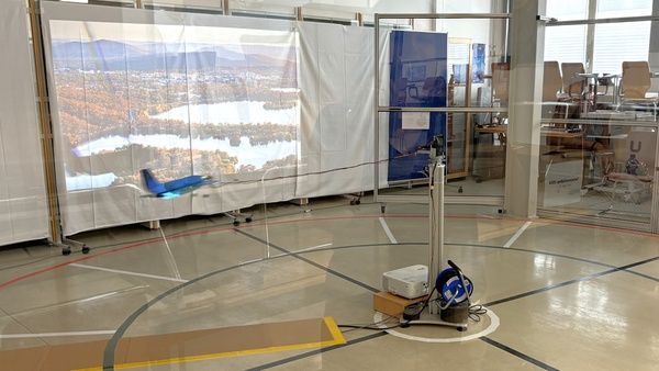 Das Flugzeug "Sky Dragon" absolviert seinen Flug souverän.