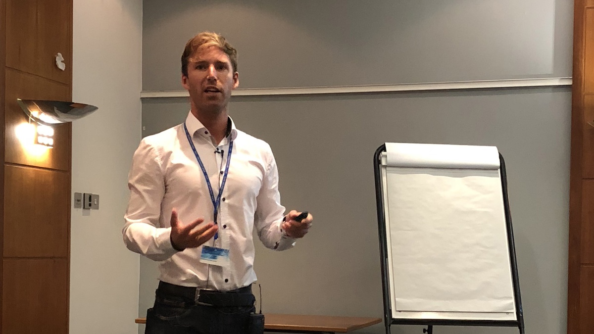 Fabian Schmitt präsentiert Best Paper auf NATO Symposium