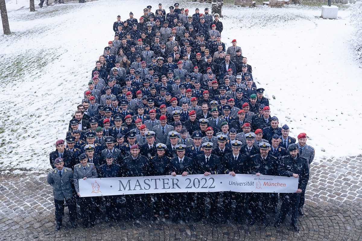 Winterliche Masterfeier an der Universität der Bundeswehr München
