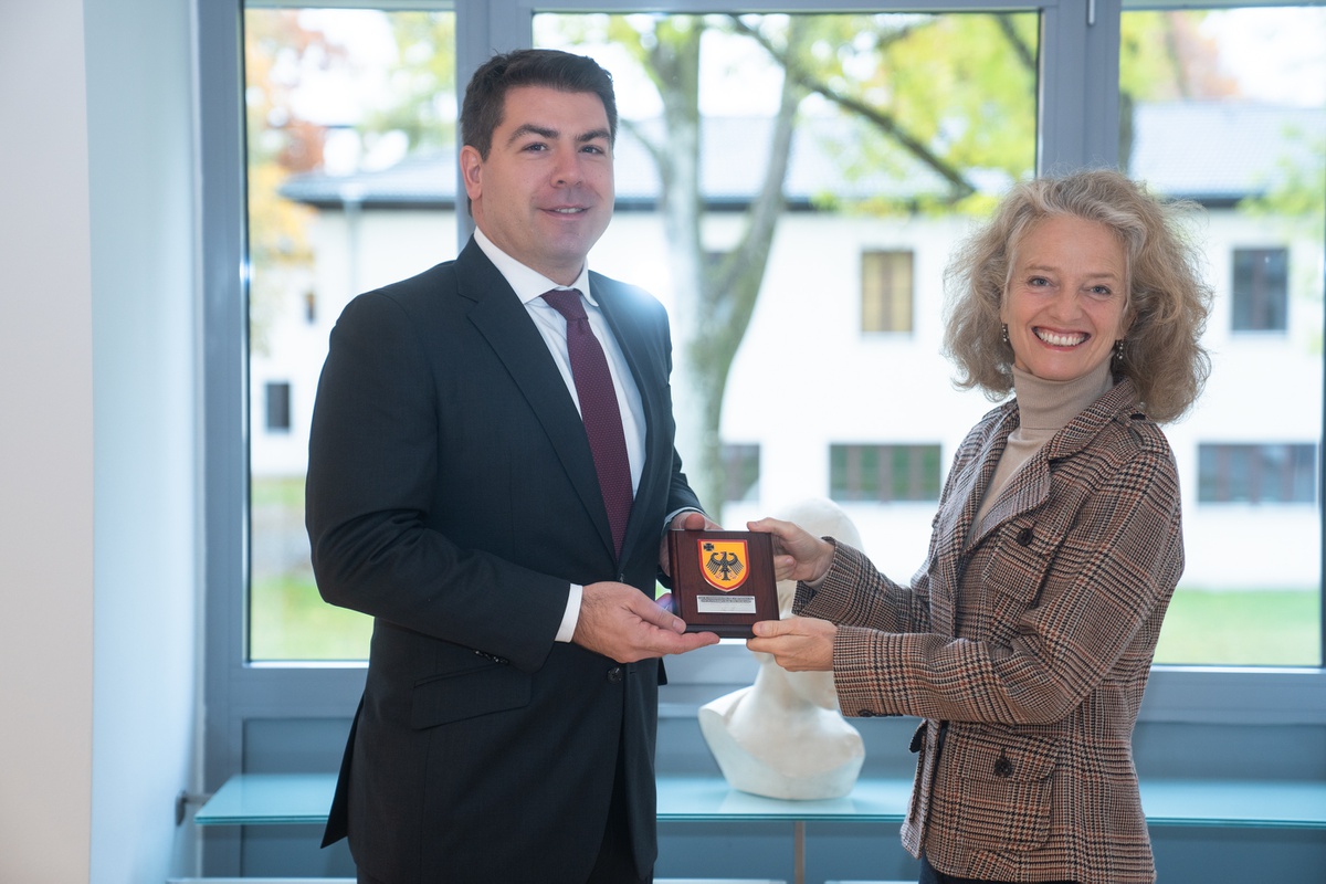 Staatssekretär Thomas Hitschler (links)  mit Universitätspräsidentin Prof. Eva-Maria Kern (rechts)