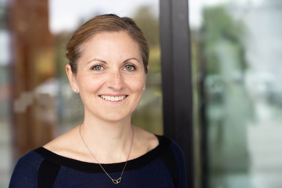 Prof. Anna Rieckmann Portraitfoto einer jungen Frau, die in die Kamera lächelt