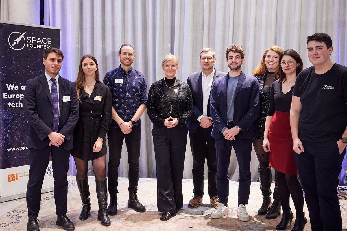 Gruppenfoto mit 9 Personen, vier davon Frauen