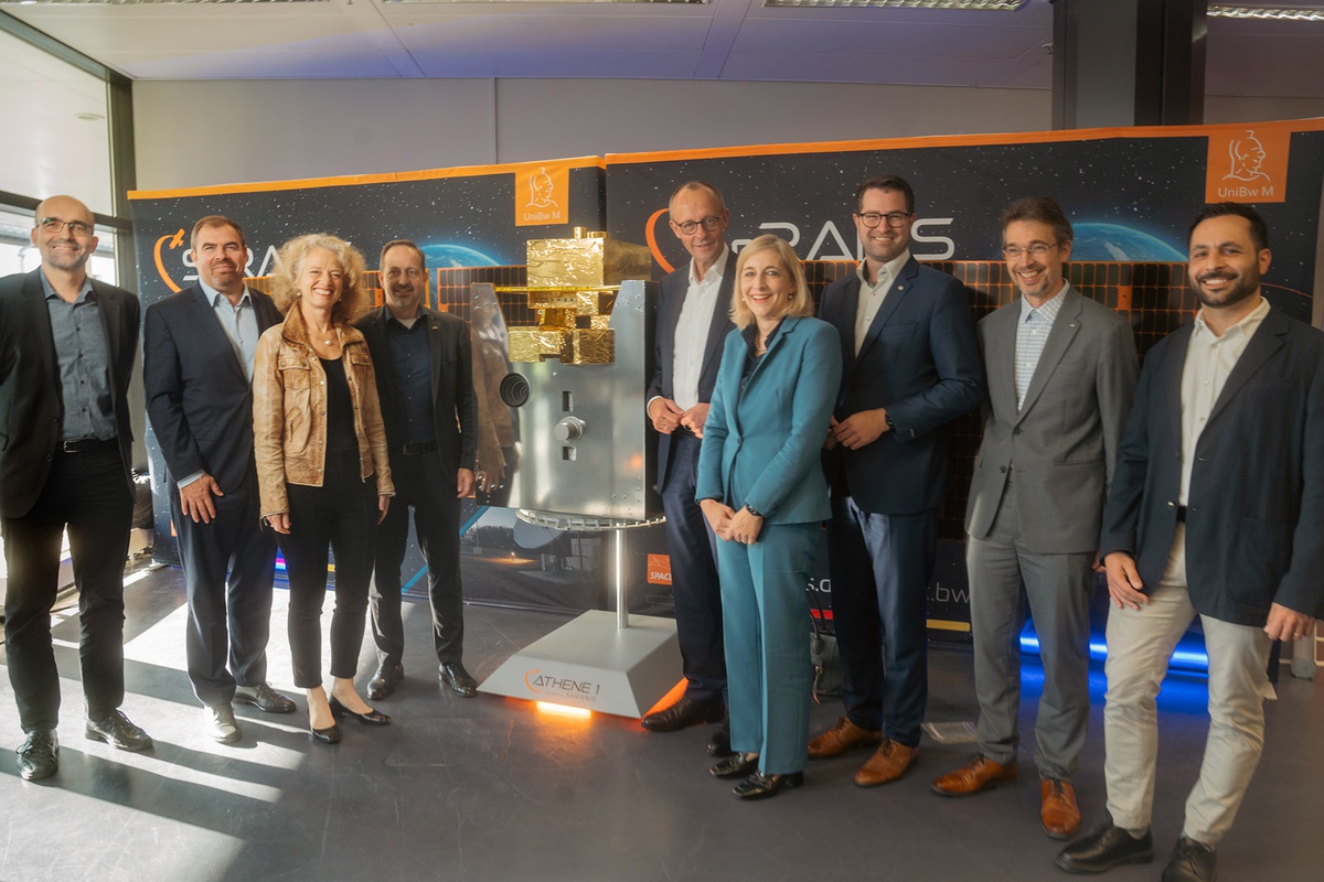 Besuch aus Berlin: Schlüsseltechnologien im Orbit vorgestellt