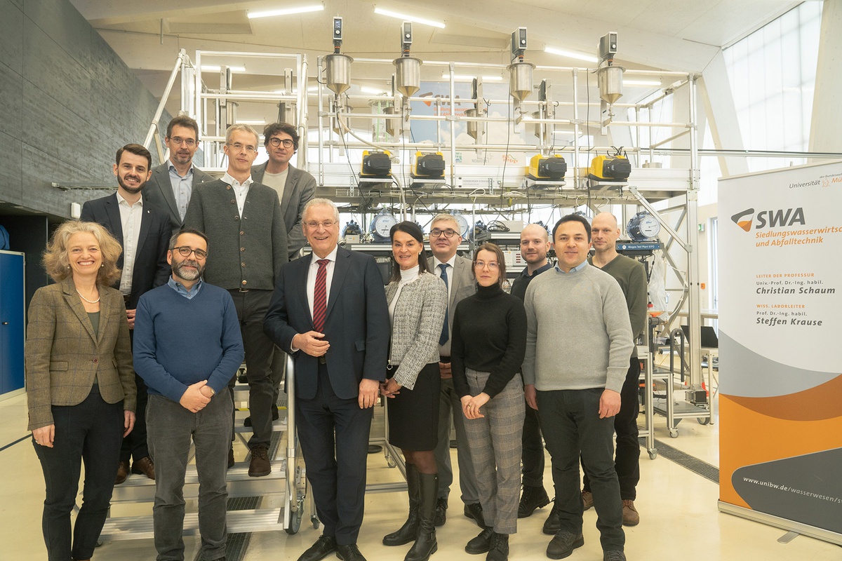 Besuch an der UniBw M: Innenminister Herrmann informierte sich