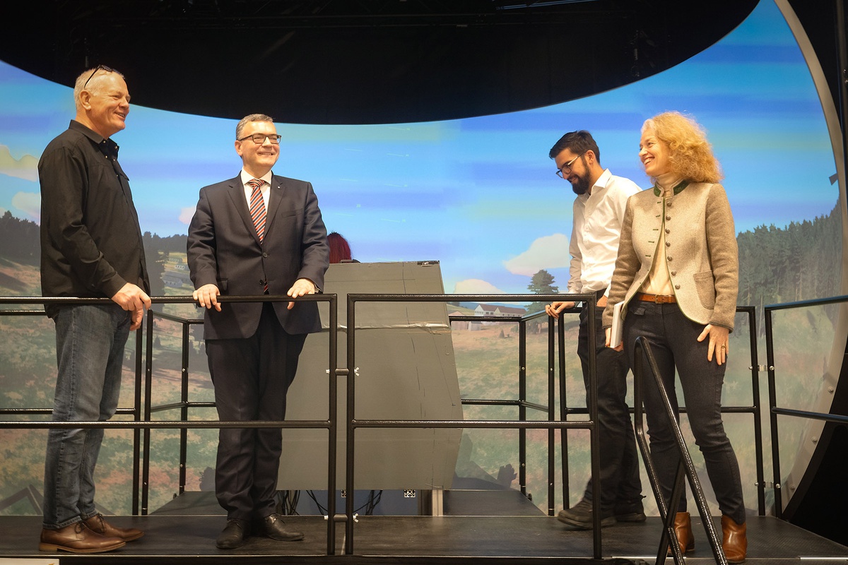 Staatsminister Herrmann erlebte neue Forschungsprojekte