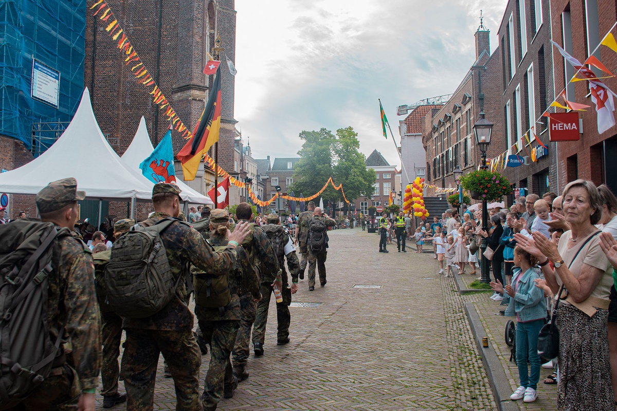 Studierende der UniBw M marschieren beim "Vierdaagse" in Nimwegen