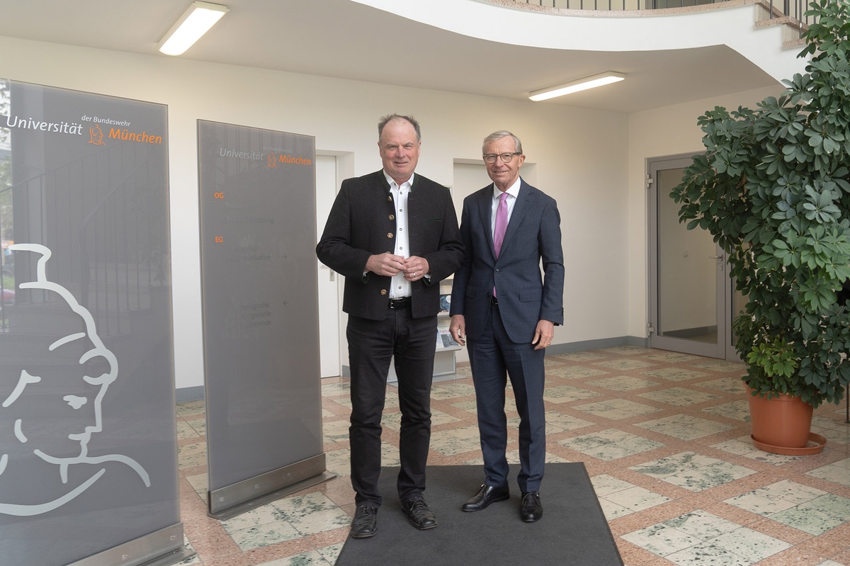 Prof. Borghoff (links) und Dr. Haslauer stehen nebeneinander im Foyer der Präsidialabteilung 