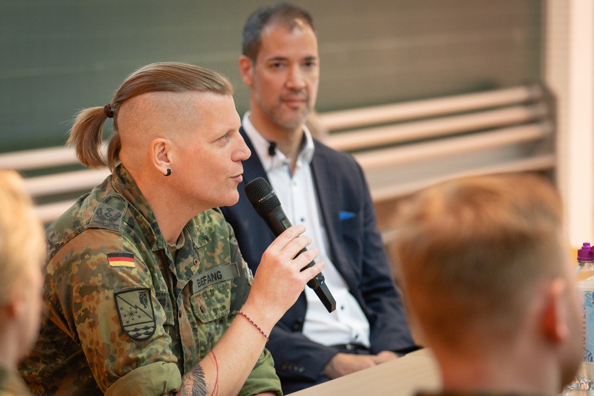 unibwm-besuch oberstleutnant anastasia biefang-gespraech mit studierenden.jpg