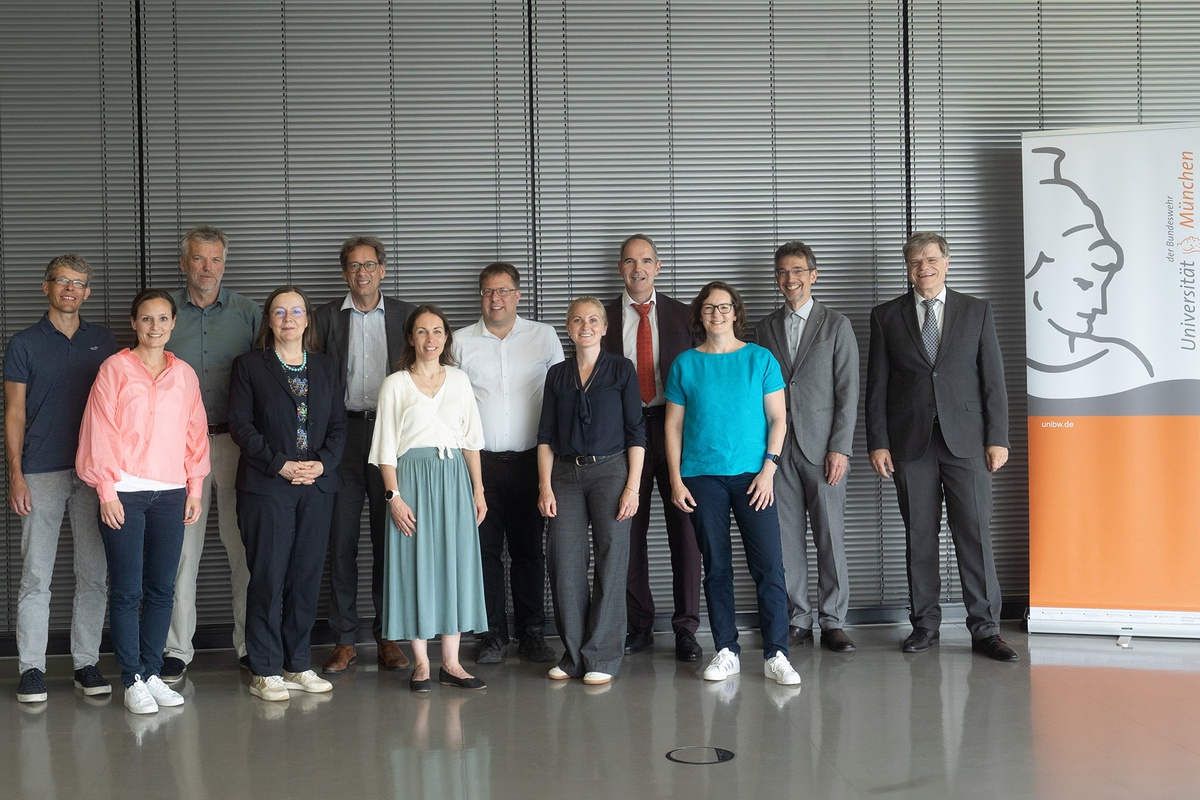 Gruppenfoto der Mitglieder der Ethikkommission gemeinsam mit Vizepräsident Siebert. Zu sehen sind fünf Frauen in der ersten Reihe und sieben Männer in der zweiten Reihe.