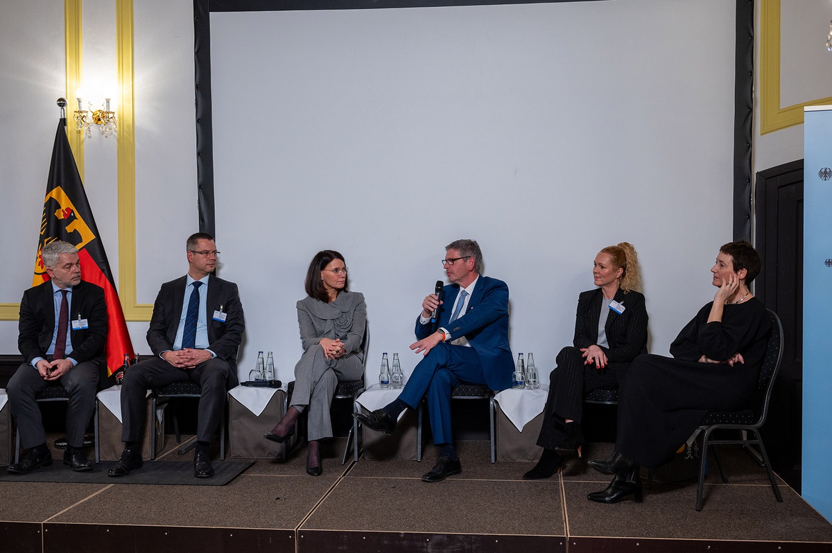 unibwm_eckpunkte nationale wirtschaftsschutzstrategie_podium_masala_pawlowsky_schwarzeluehr-sutter_schotten_vincke_petretto.jpg