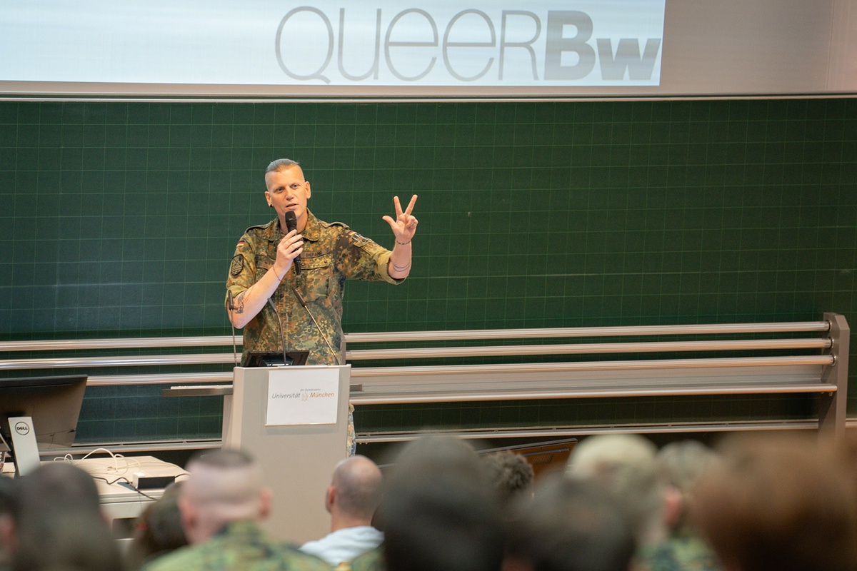 „Geschlechtsidentität in der Bundeswehr hat sehr wenig Raum“