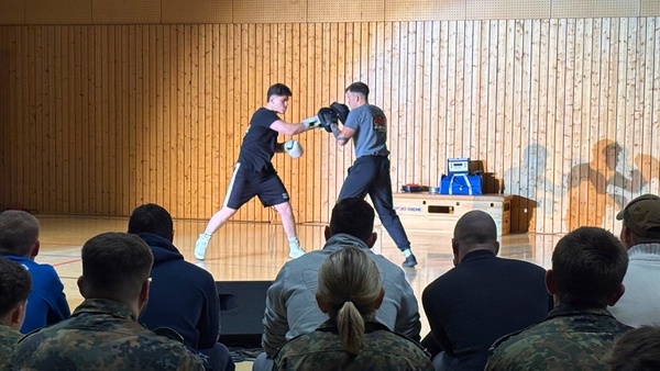 Zwei Studierende aus dem Boxteam zeigen ihr Können