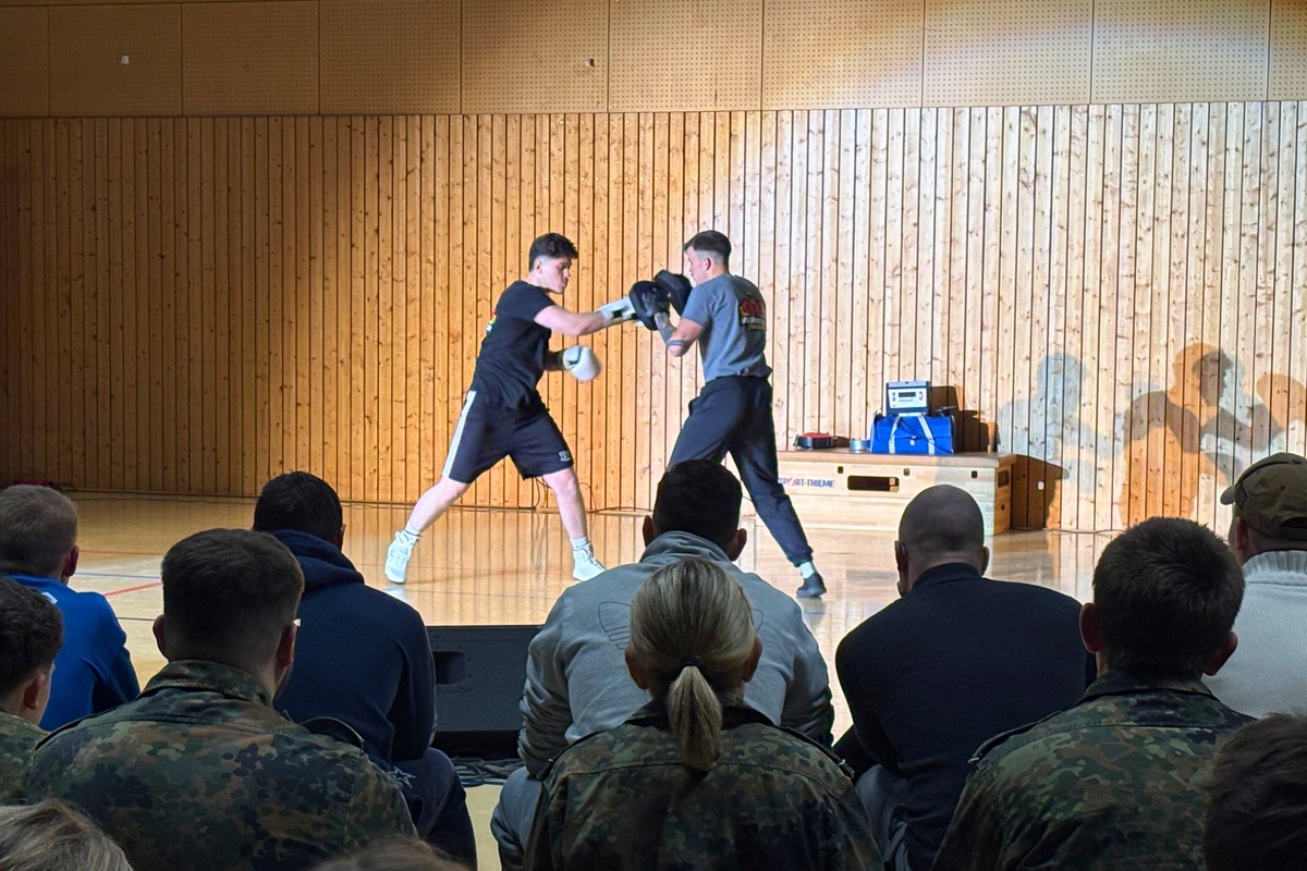 Zwei Studierende aus dem Boxteam zeigen ihr Können