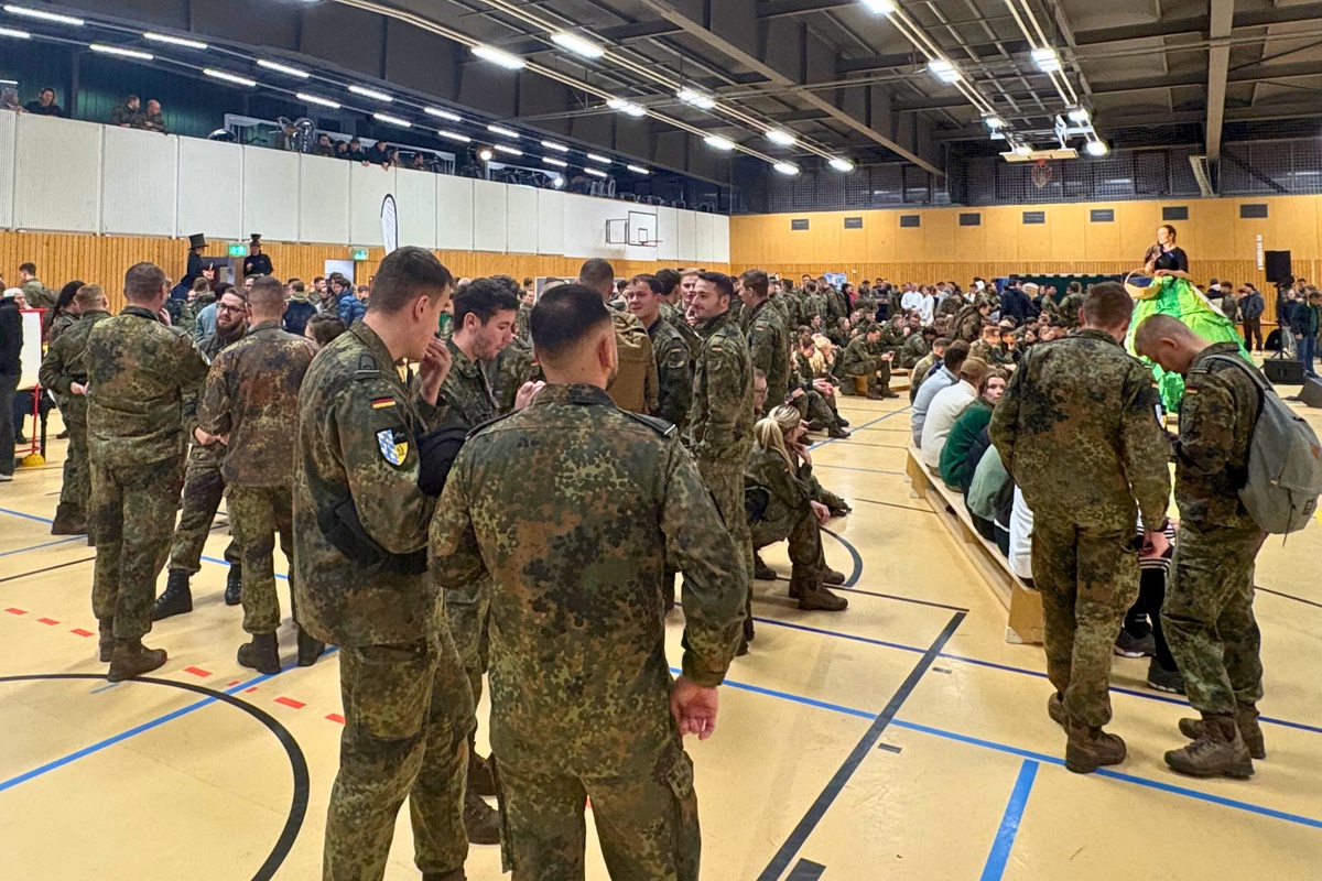 Studierende in der Sporthalle der UniBw M 