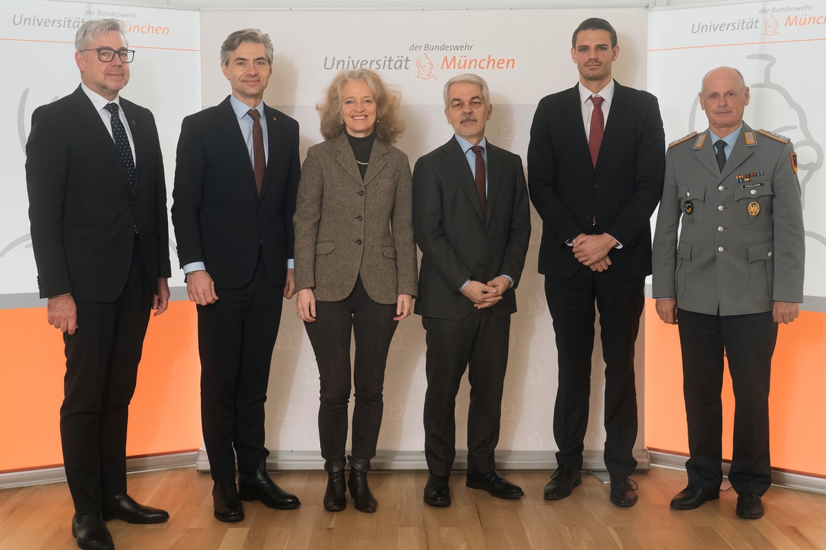 Gruppenfoto beim Besuch des Außenministers von Litauen bei der UniBw M
