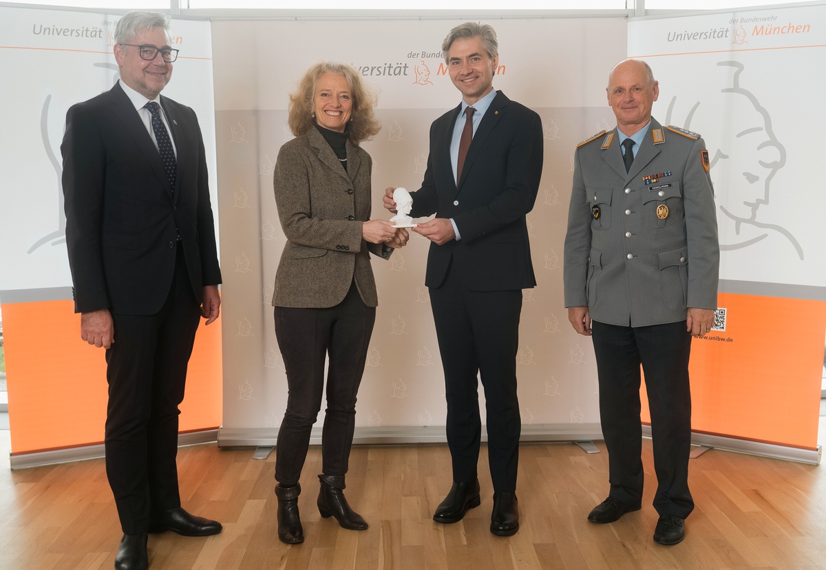 Übergabe der Athene durch die Präsidentin Prof. Kern an den Außenminister 