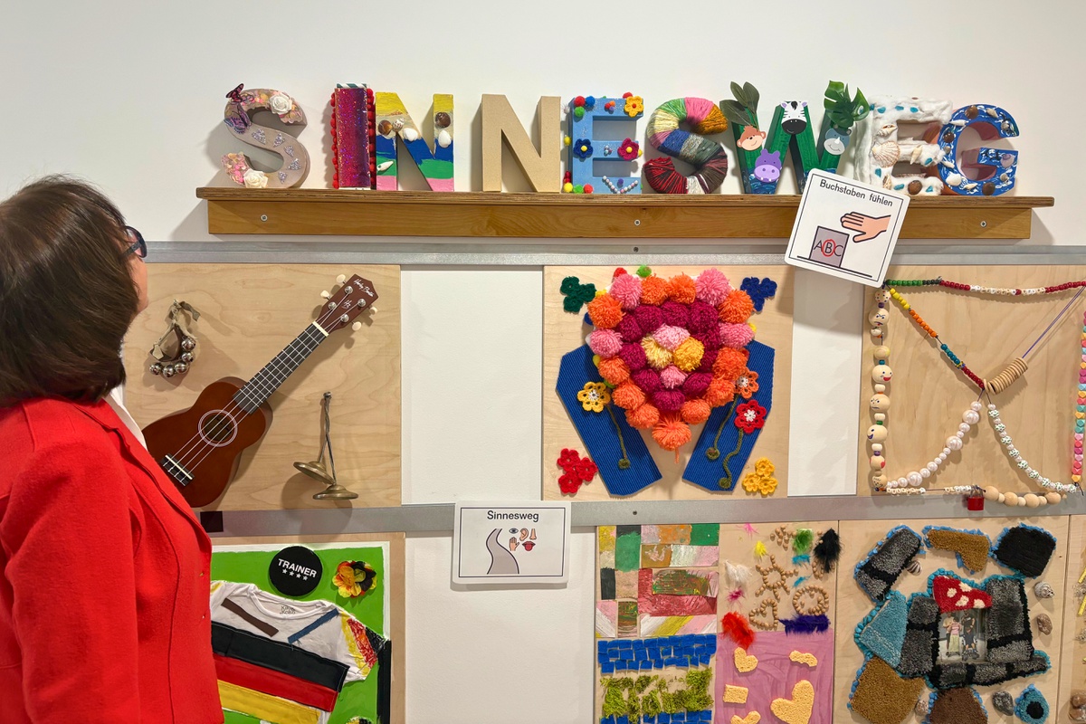 Foto eines "Sinneswegs", der an der Wand im Gebäude der Helfenden Hände installiert ist 