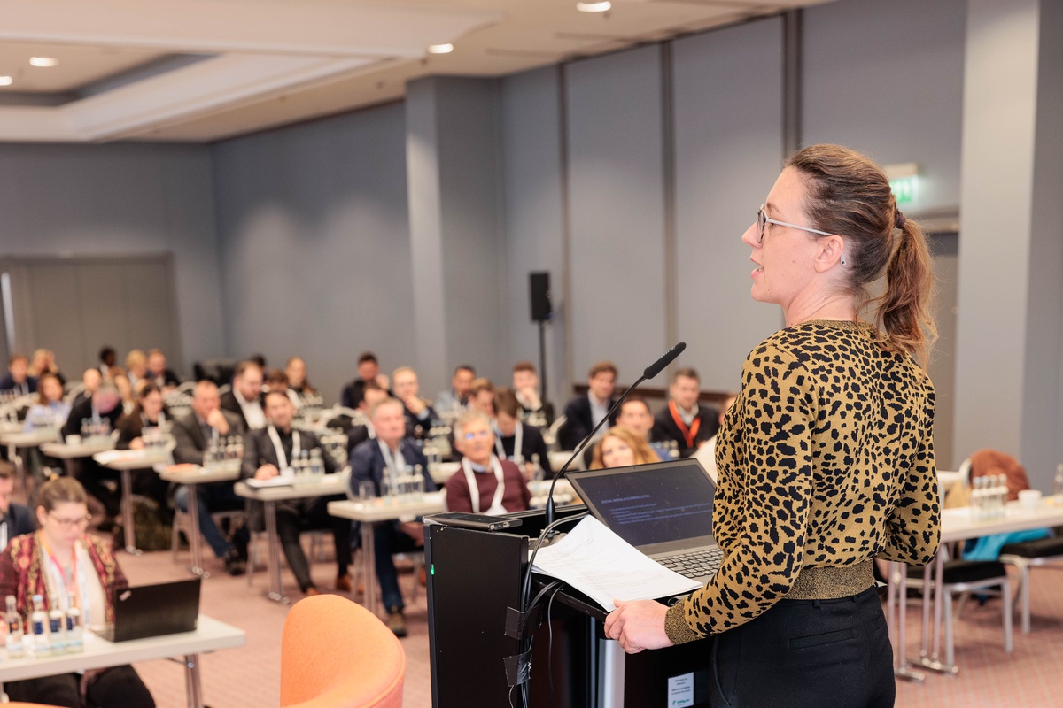 Prof. Jasmin Riedl von der UniBw M beim Vortrag