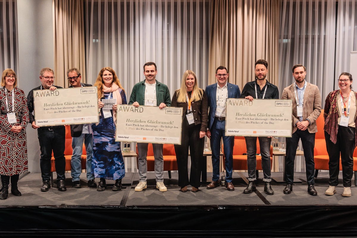 Gewinner des Hardware Gamechanger Awards mit den Organisatoren auf der Bühne