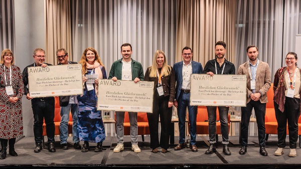 Gewinner des Hardware Gamechanger Awards mit den Organisatoren auf der Bühne