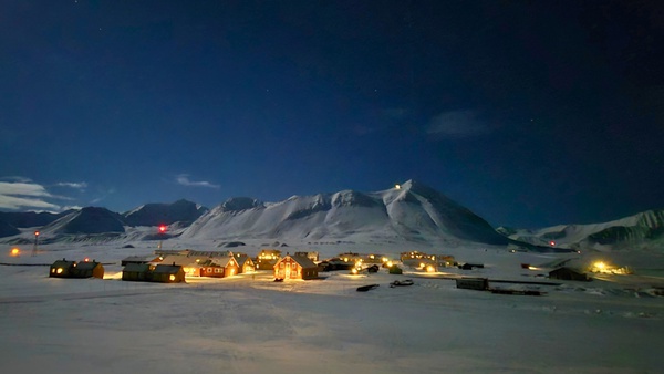 Das „Forscherdorf“ Ny Ålesund bei Vollmond