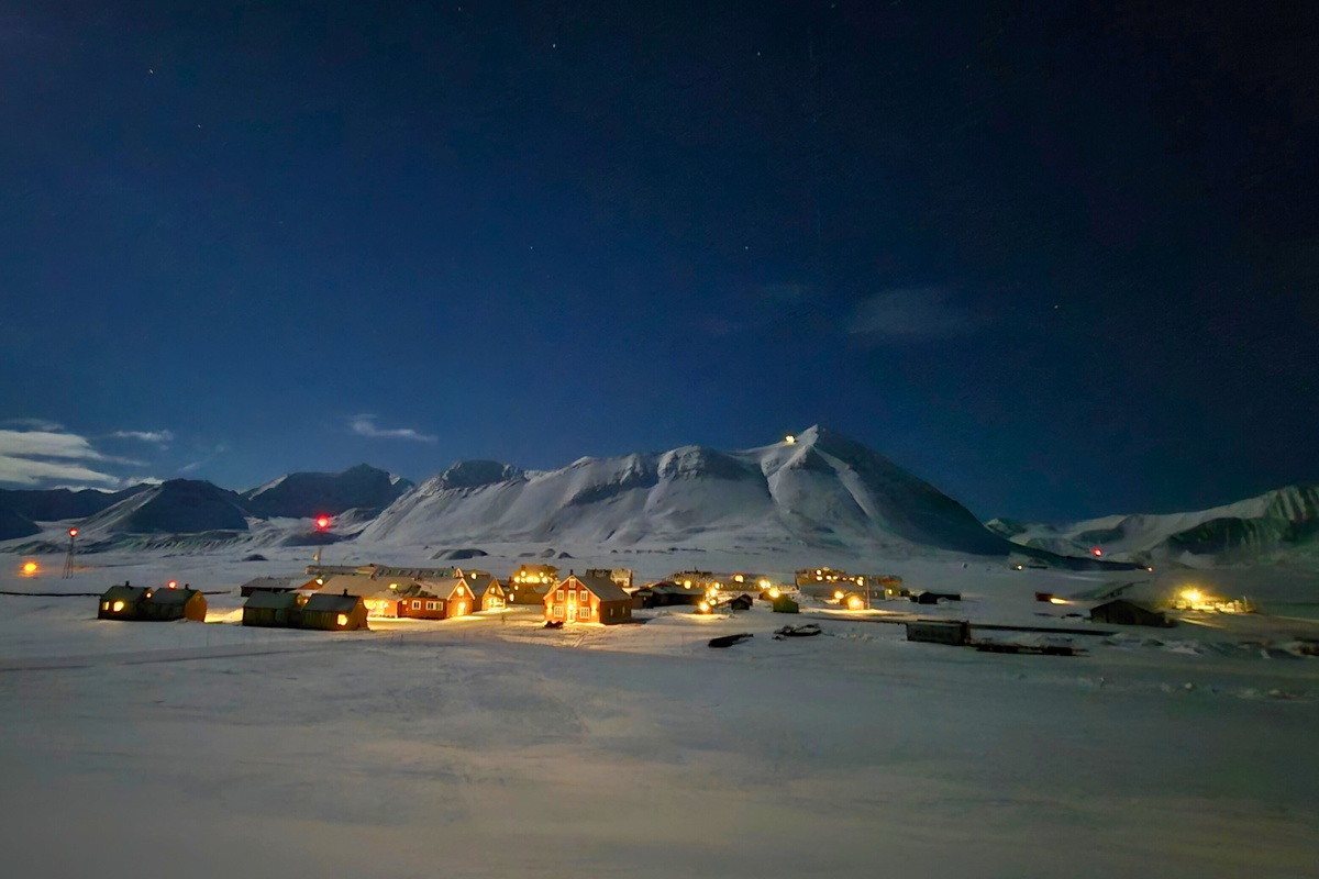 Das „Forscherdorf“ Ny Ålesund bei Vollmond