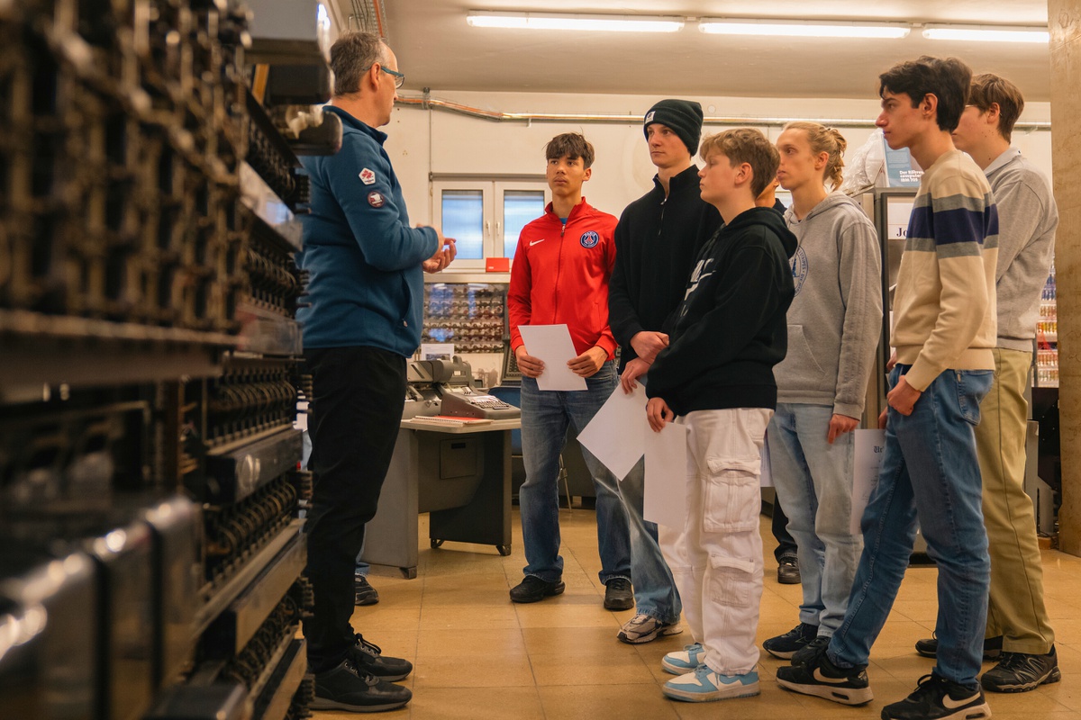 Mehrere Schüler bei einer Führung durch die datArena