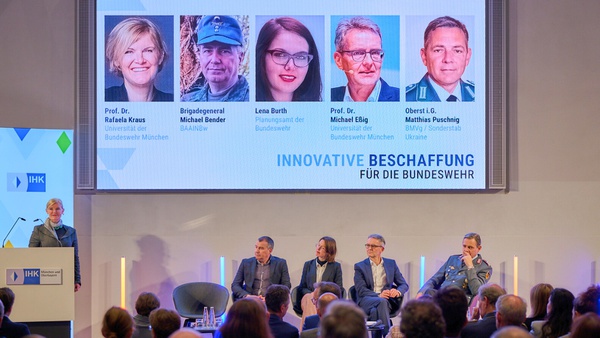 Podiumsdiskussion bei der MAKRO Veranstaltung