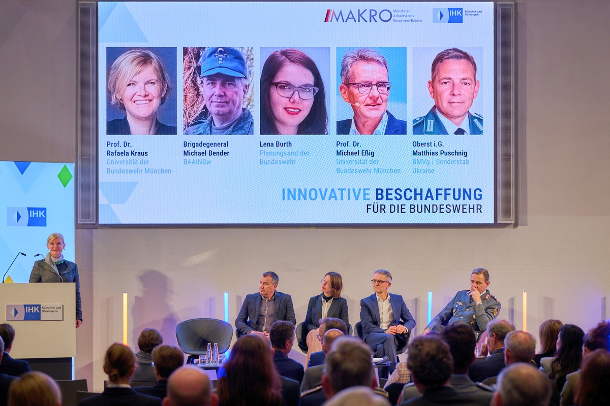 Podiumsdiskussion bei der MAKRO Veranstaltung