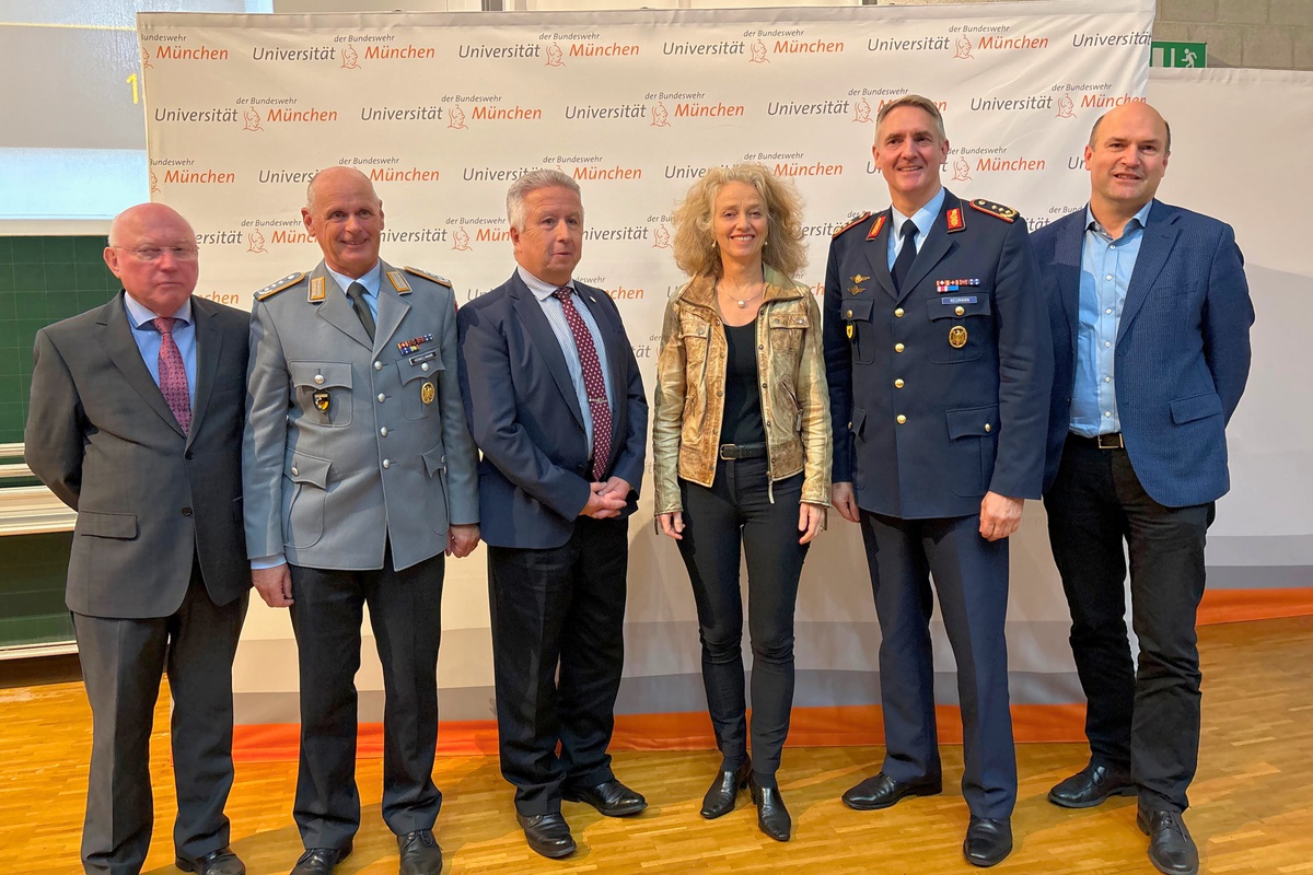 Gruppenbild beim Besuch von Generalleutnant Neumann