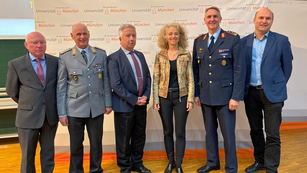 Gruppenbild beim Besuch von Generalleutnant Neumann