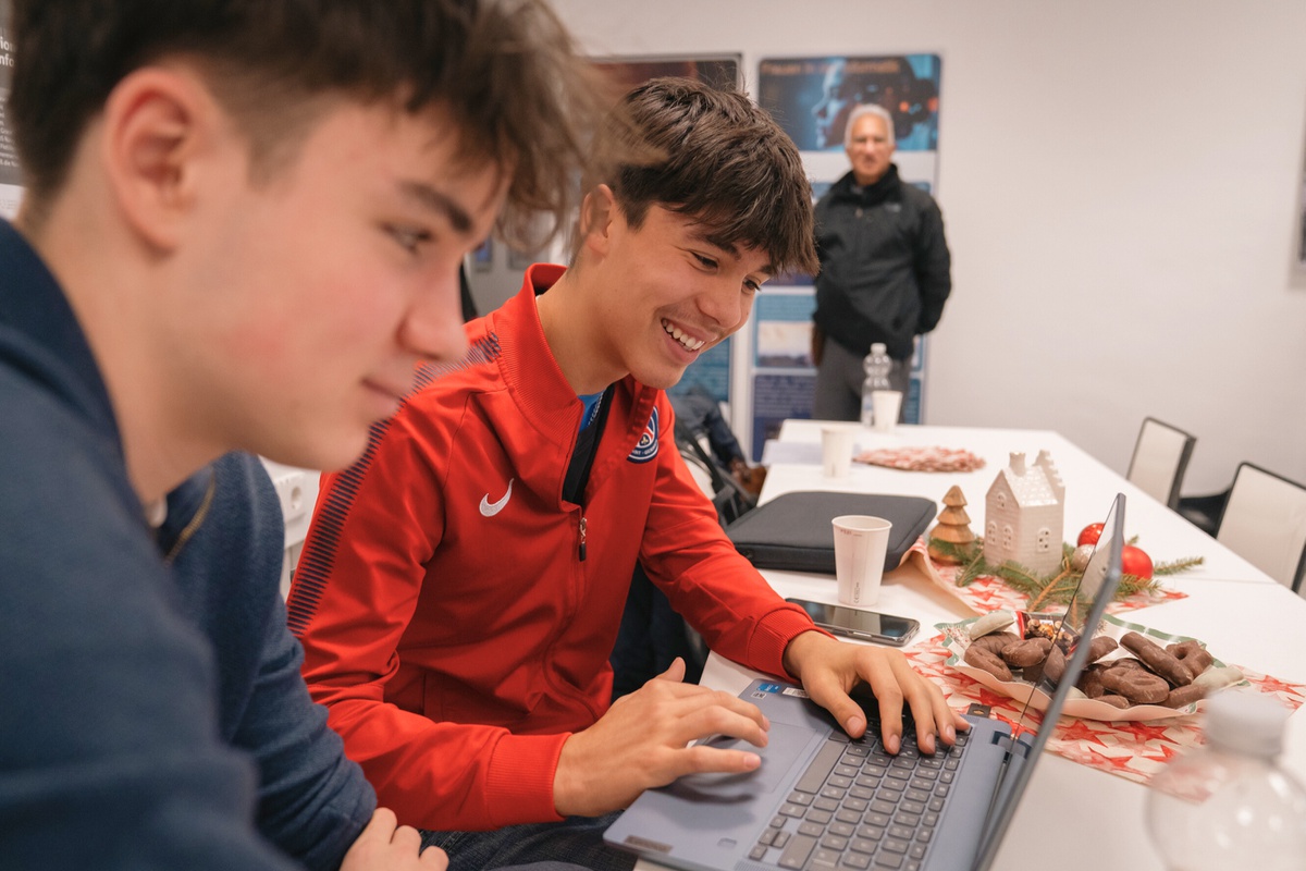 Zwei Schüler der 11. Jahrgangsstufe des MTG am Computer