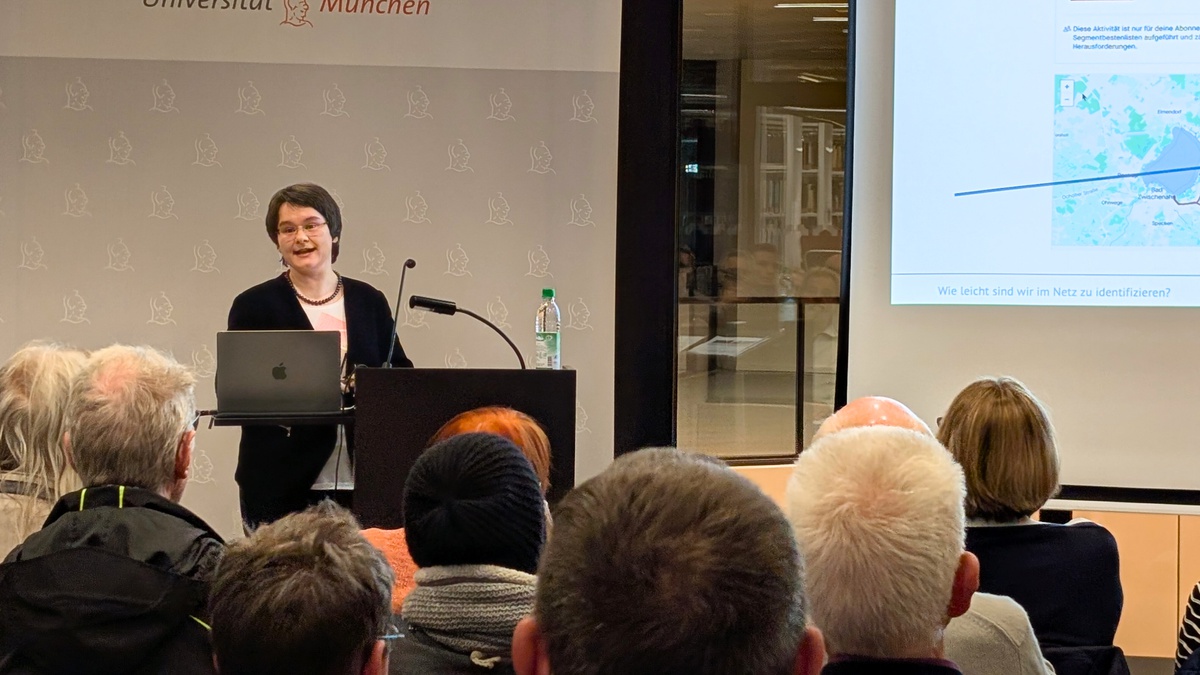 Prof. Peters beim Vortrag über den Einsatz von KI in der Arbeitswelt