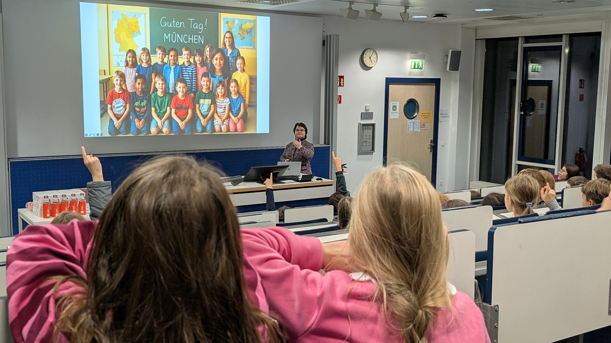 Schülerinnen und Schüler im Kinderuni-Hörsaal