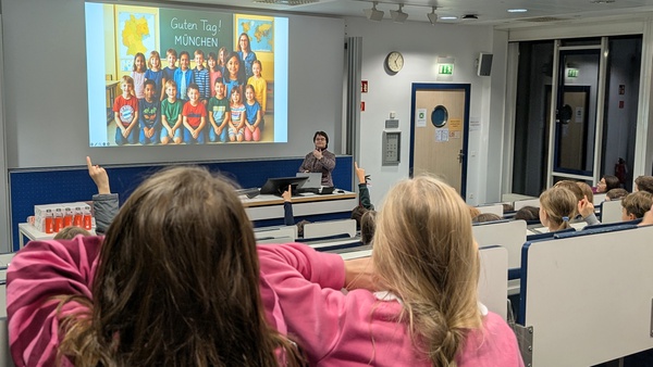 Schülerinnen und Schüler im Kinderuni-Hörsaal