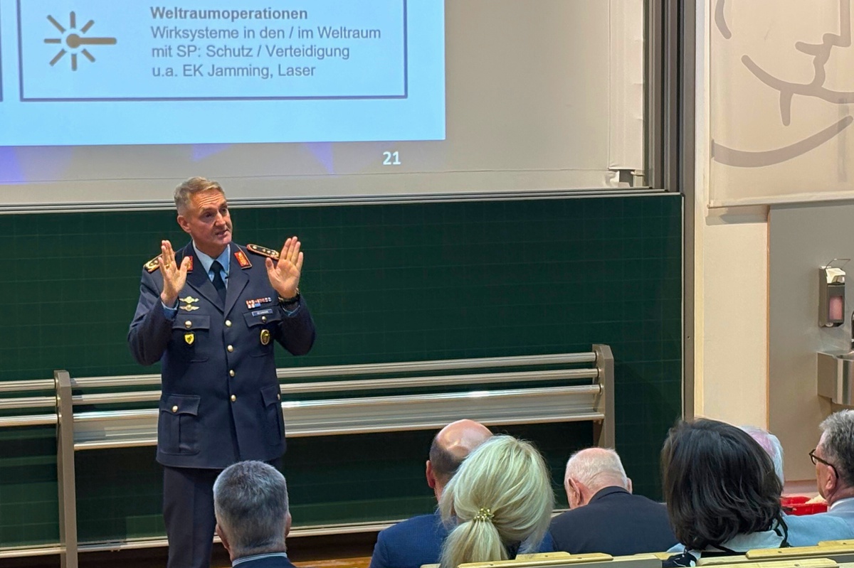 Generalleutnant Neumann beim Vortrag im Audimax der UniBw M