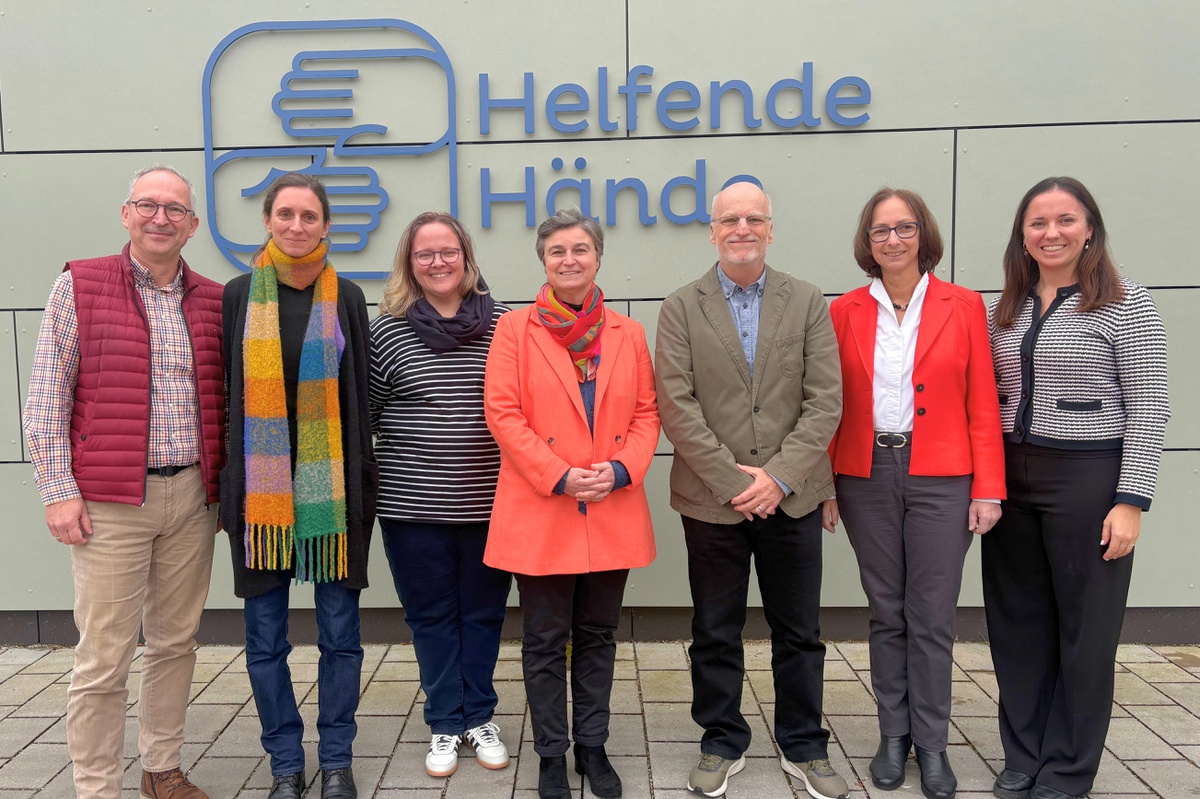 Gruppenbild der Delegation der UniBw M zusammen mit Verantwortlichen des Vereins Helfende Hände
