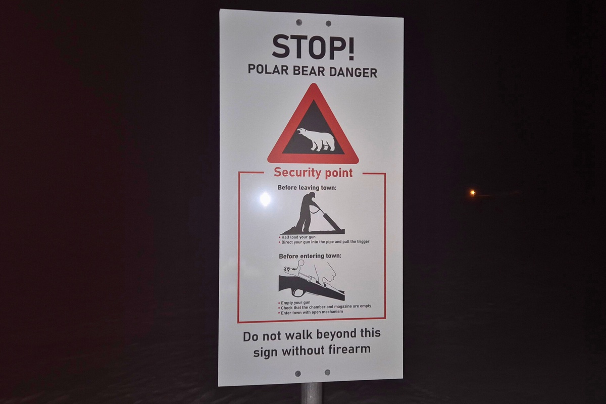 Warnschild vor Eisbären am Ortsrand 