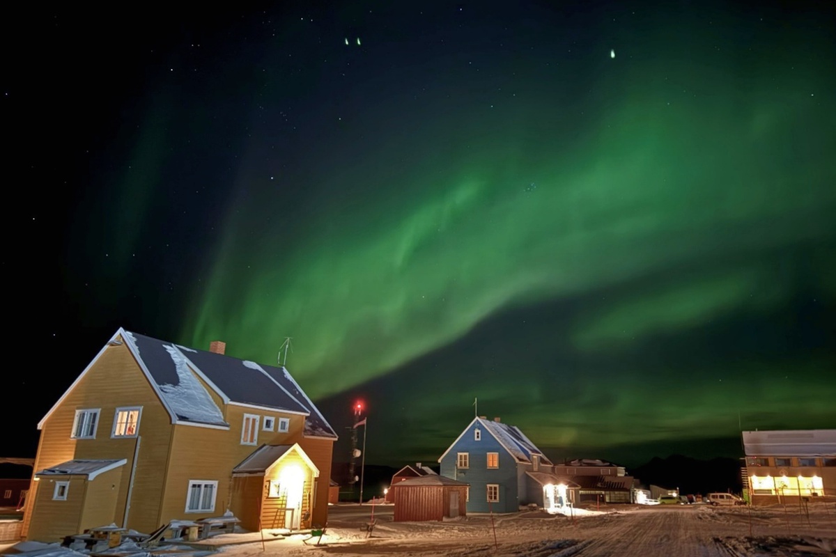 Polarlichter über Ny Ålesund.