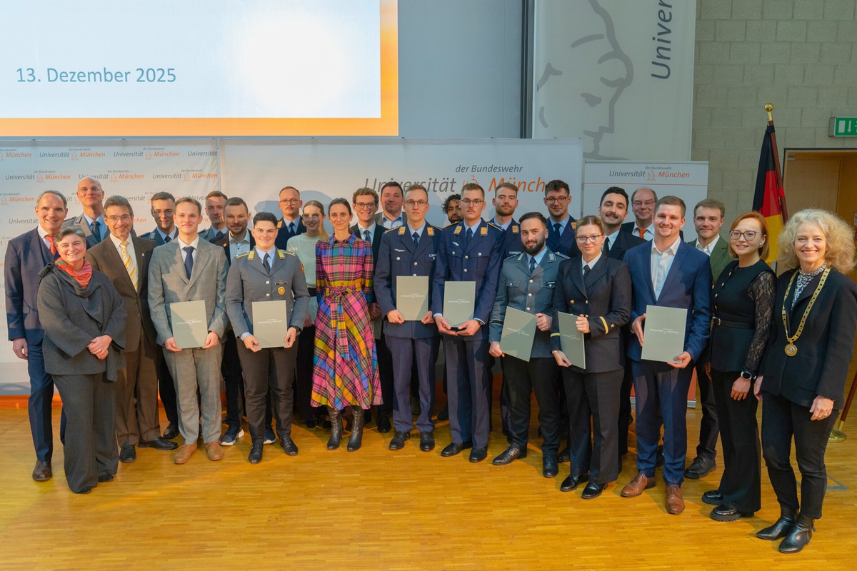 Ein Gruppenbild der 21 Preisträgerinnen und Preisträger zusammen mit den Laudatorinnen und Laudatoren sowie den fachlichen Betreuerinnen und Betreuern 